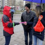 04.02.2020. Kielce. Akcja rozdawania odblasków przez Radio Kielce. Na zdjęciu: Joanna Kundera - Radio Kielce / Piotr Kwaśniewski / Radio Kielce