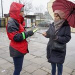 04.02.2020. Kielce. Akcja rozdawania odblasków przez Radio Kielce. Na zdjęciu: Joanna Kundera - Radio Kielce / Piotr Kwaśniewski / Radio Kielce