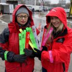 04.02.2020. Kielce. Akcja rozdawania odblasków przez Radio Kielce. Na zdjęciu (od lewej): Joanna Kundera - Radio Kielce i Izabela Mortas - Radio Kielce / Piotr Kwaśniewski / Radio Kielce