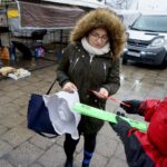 04.02.2020. Kielce. Akcja rozdawania odblasków przez Radio Kielce / Piotr Kwaśniewski / Radio Kielce