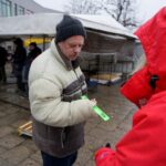 04.02.2020. Kielce. Akcja rozdawania odblasków przez Radio Kielce / Piotr Kwaśniewski / Radio Kielce