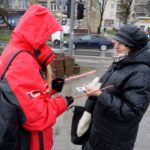 04.02.2020. Kielce. Akcja rozdawania odblasków przez Radio Kielce / Piotr Kwaśniewski / Radio Kielce