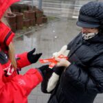 04.02.2020. Kielce. Akcja rozdawania odblasków przez Radio Kielce / Piotr Kwaśniewski / Radio Kielce