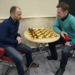 05.02.2020 Kielce. Turniej szachowy w Radiu Kielce. Na zdjęciu (od lewej): Cezary Zarębski - trener gry w szachy i Paweł Solarz - Radio Kielce / Piotr Kwaśniewski / Radio Kielce