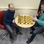 05.02.2020 Kielce. Turniej szachowy w Radiu Kielce. Na zdjęciu (od lewej): Cezary Zarębski - trener gry w szachy i Paweł Solarz - Radio Kielce / Piotr Kwaśniewski / Radio Kielce