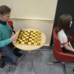 05.02.2020 Kielce. Turniej szachowy w Radiu Kielce. Na zdjęciu (od lewej): Paweł Solarz - Radio Kielce i Lena Zarębska - wicemistrzyni Polski w szachach błyskawicznych / Piotr Kwaśniewski / Radio Kielce