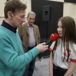 05.02.2020 Kielce. Turniej szachowy w Radiu Kielce. Na zdjęciu (od lewej): Paweł Solarz - Radio Kielce, Leszek Jarosz - prezes Katolickiego Międzyszkolnego Klubu Szachowego “Victoria KomplexBud” Kielce i Lena Zarębska - wicemistrzyni Polski w szachach błyskawicznych / Piotr Kwaśniewski / Radio Kielce