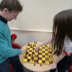 05.02.2020 Kielce. Turniej szachowy w Radiu Kielce. Na zdjęciu (od lewej): Paweł Solarz - Radio Kielce i Lena Zarębska - wicemistrzyni Polski w szachach błyskawicznych / Piotr Kwaśniewski / Radio Kielce