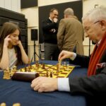 05.02.2020 Kielce. Turniej szachowy w Radiu Kielce. Na zdjęciu (od lewej): Lena Zarębska - wicemistrzyni Polski w szachach błyskawicznych i Krzysztof Lipiec - lider świętokrzyskiego PiS / Piotr Kwaśniewski / Radio Kielce