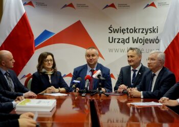 06.02.2020. Kielce. Konferencja wojewody i wiceministra rodziny, pracy i polityki społecznej. Na zdjęciu (od lewej): Rafał Nowak - wicewojewoda świętokrzyski, Agata Wojtyszek - poseł PiS,