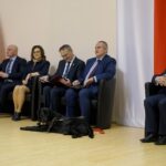 06.02.2020. Kielce. Wręczenie promes z programu „Maluch+”. Na zdjęciu (od lewej): Rafał Nowak - wicewojewoda świętokrzyski, Agata Wojtyszek - poseł PiS, Zbigniew Koniusz - wojewoda świętokrzyski, Paweł Wdówik - wiceminister rodziny, pracy i polityki społecznej i Krzysztof Lipiec - lider świętokrzyskiego PiS / Piotr Kwaśniewski / Radio Kielce