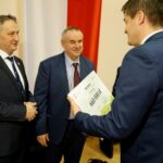 06.02.2020. Kielce. Wręczenie promes z programu „Maluch+”. Na zdjęciu (od lewej): Zbigniew Koniusz - wojewoda świętokrzyski, Paweł Wdówik - wiceminister rodziny, pracy i polityki społecznej i Marcin Adamczyk - wójt gminy Bogoria / Piotr Kwaśniewski / Radio Kielce