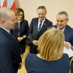 06.02.2020. Kielce. Wręczenie promes z programu „Maluch+”. Na zdjęciu (od lewej): Marcin Piszczek - burmistrz Jędrzejowa, Agata Wojtyszek - poseł PiS, Zbigniew Koniusz - wojewoda świętokrzyski i Paweł Wdówik - wiceminister rodziny, pracy i polityki społecznej  / Piotr Kwaśniewski / Radio Kielce