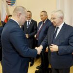 06.02.2020. Kielce. Wręczenie promes z programu „Maluch+”. Na zdjęciu (od lewej): Ewa Fortunka - kierownik Samorządowego Centrum Usług Wspólnych w Jędrzejowie, Marcin Piszczek - burmistrz Jędrzejowa, Zbigniew Koniusz - wojewoda świętokrzyski, Paweł Wdówik - wiceminister rodziny, pracy i polityki społecznej