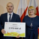 06.02.2020. Kielce. Wręczenie promes z programu „Maluch+”. Na zdjęciu (od lewej): Marcin Adamczyk - wójt gminy Bogoria i Stanisław Porada - burmistrz gminy i miasta Działoszyce / Piotr Kwaśniewski / Radio Kielce