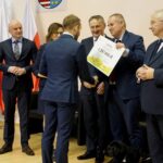 06.02.2020. Kielce. Wręczenie promes z programu „Maluch+”. Na zdjęciu (od lewej): Marcin Piszczek - burmistrz Jędrzejowa i Ewa Fortunka - kierownik Samorządowego Centrum Usług Wspólnych w Jędrzejowie / Piotr Kwaśniewski / Radio Kielce