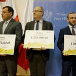 06.02.2020. Kielce. Wręczenie promes z programu „Maluch+”. Na zdjęciu (od lewej): Rafał Nowak - wicewojewoda świętokrzyski, Agata Wojtyszek - poseł PiS, Damian Sławski - wójt gminy Miedziana Góra, Zbigniew Koniusz - wojewoda świętokrzyski, Paweł Wdówik - wiceminister rodziny, pracy i polityki społecznej i Krzysztof Lipiec - lider świętokrzyskiego PiS / Piotr Kwaśniewski / Radio Kielce