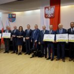 06.02.2020. Kielce. Wręczenie promes z programu „Maluch+”. Na zdjęciu (od lewej): Damian Sławski - wójt gminy Miedziana Góra, Marian Buras - burmistrz gminy i miasta Morawica i Beata Kita - zastępca burmistrza gminy i miasta Pińczów / Piotr Kwaśniewski / Radio Kielce