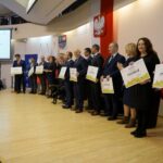 06.02.2020. Kielce. Wręczenie promes z programu „Maluch+”. Na zdjęciu (od lewej): Marcin Adamczyk - wójt gminy Bogoria, Marek Goździewski - wójt gminy Klimontów, Ireneusz Gliściński - wójt gminy Krasocin, Rafał Nowak - wicewojewoda świętokrzyski, Agata Wojtyszek - poseł PiS, Zbigniew Koniusz - wojewoda świętokrzyski, Paweł Wdówik - wiceminister rodziny, pracy i polityki społecznej, Krzysztof Lipiec - lider świętokrzyskiego PiS, Damian Sławski - wójt gminy Miedziana Góra, Marian Buras - burmistrz gminy i miasta Morawica, Stanisław Porada - burmistrz gminy i miasta Działoszyce i Marcin Piszczek - burmistrz Jędrzejowa / Piotr Kwaśniewski / Radio Kielce