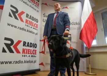 06.02.2020. Kielce. Na zdjęciu: Paweł Wdówik - wiceminister rodziny, pracy i polityki społecznej i Rege - pies przewodnik / Piotr Kwaśniewski / Radio Kielce