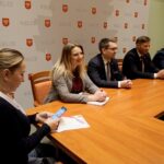 11.02.2020. Kielce. Kieleccy radni spotkali się z zarządem PGE Vive. Na zdjęciu (od lewej): Anna Kibortt - radna Rady Miasta Kielce, Joanna Winiarska - wiceprzewodnicząca Rady Miasta Kielce, Marcin Różycki - zastępca prezydenta Kielc, Marcin Chłodnicki - radny Rady Miasta Kielce i Sławomir Stachura - dyrektor kancelarii prezydenta Kielc / Piotr Kwaśniewski / Radio Kielce