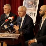 18.02.2020. Kielce. Konferencja prasowa w Teatrze im. Stefana Żeromskiego w Kielcach. Na zdjęciu (na zdjęciu): Andrzej Bętkowski - marszałek województwa świętokrzyskiego, Krzysztof Lipiec - lider świętokrzyskiego PiS i Michał Kotański - dyrektor Teatru im. Stefana Żeromskiego w Kielcach / Piotr Kwaśniewski / Radio Kielce