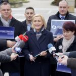 18.02.2020. Kielce. Porozumienie zbiera podpisy poparcia pod kandydaturą Andrzeja Dudy. Na zdjęciu (od lewej): Arkadiusz Ślipikowski - radny Rady Miasta w Kielcach, Renata Janik - wicemarszałek województwa świętokrzyskiego i Małgorzata Gusta - członek zarządu powiatu włoszczowskiego / Piotr Kwaśniewski / Radio Kielce