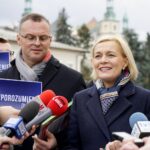 18.02.2020. Kielce. Porozumienie zbiera podpisy poparcia pod kandydaturą Andrzeja Dudy. Na zdjęciu (od lewej): Arkadiusz Ślipikowski - radny Rady Miasta w Kielcach i Renata Janik - wicemarszałek województwa świętokrzyskiego / Piotr Kwaśniewski / Radio Kielce