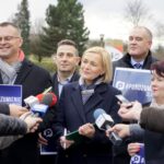 18.02.2020. Kielce. Porozumienie zbiera podpisy poparcia pod kandydaturą Andrzeja Dudy. Na zdjęciu (od lewej): Arkadiusz Ślipikowski - radny Rady Miasta w Kielcach, Renata Janik - wicemarszałek województwa świętokrzyskiego i Małgorzata Gusta - członek zarządu powiatu włoszczowskiego / Piotr Kwaśniewski / Radio Kielce