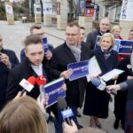 18.02.2020. Kielce. Porozumienie zbiera podpisy poparcia pod kandydaturą Andrzeja Dudy. Na zdjęciu (od lewej): Dariusz Kisiel - radny Rady Miasta w Kielcach, Arkadiusz Ślipikowski - radny Rady Miasta w Kielcach, Renata Janik - wicemarszałek województwa świętokrzyskiego i Małgorzata Gusta - członek zarządu powiatu włoszczowskiego / Piotr Kwaśniewski / Radio Kielce