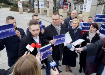 18.02.2020. Kielce. Porozumienie zbiera podpisy poparcia pod kandydaturą Andrzeja Dudy. Na zdjęciu (od lewej): Dariusz Kisiel - radny Rady Miasta w Kielcach, Arkadiusz Ślipikowski - radny Rady Miasta w Kielcach, Renata Janik - wicemarszałek województwa świętokrzyskiego i Małgorzata Gusta - członek zarządu powiatu włoszczowskiego / Piotr Kwaśniewski / Radio Kielce