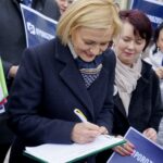 18.02.2020. Kielce. Porozumienie zbiera podpisy poparcia pod kandydaturą Andrzeja Dudy. Na zdjęciu (od lewej): Renata Janik - wicemarszałek województwa świętokrzyskiego i Małgorzata Gusta - członek zarządu powiatu włoszczowskiego / Piotr Kwaśniewski / Radio Kielce