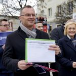 18.02.2020. Kielce. Porozumienie zbiera podpisy poparcia pod kandydaturą Andrzeja Dudy. Na zdjęciu (od lewej): Arkadiusz Ślipikowski - radny Rady Miasta w Kielcach i Renata Janik - wicemarszałek województwa świętokrzyskiego / Piotr Kwaśniewski / Radio Kielce