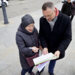 18.02.2020. Kielce. Porozumienie zbiera podpisy poparcia pod kandydaturą Andrzeja Dudy. Na zdjęciu (po prawej): Arkadiusz Ślipikowski - radny Rady Miasta w Kielcach / Piotr Kwaśniewski / Radio Kielce