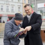 18.02.2020. Kielce. Porozumienie zbiera podpisy poparcia pod kandydaturą Andrzeja Dudy. Na zdjęciu (po prawej): Arkadiusz Ślipikowski - radny Rady Miasta w Kielcach / Piotr Kwaśniewski / Radio Kielce