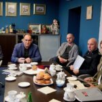 20.02.2020 Kielce. Spotkanie inicjujące projekt Radia Kielce - „Strefa munduru”. Od lewej: Dionizy Krawczyński - Radio Kielce, Janusz Knap - prezes Radia Kielce, Robert Felczak - Kierownik Redakcji Internetowej Radia Kielce, bryg. Grzegorz Rajca - zastępca Wojewódzkiego Komendanta Państwowej Straży Pożarnej w Kielcach, Paweł Kosin - Regionalna Dyrekcja Lasów Państwowych w Radomiu / Piotr Kwaśniewski / Radio Kielce