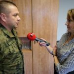 20.02.2020 Kielce. Spotkanie inicjujące projekt Radia Kielce - „Strefa munduru”. Od lewej: płk Grzegorz Motak - Dowódca 10. Świętokrzyskiej Brygady Obrony Terytorialnej, Marlena Płaska - Radio Kielce / Piotr Kwaśniewski / Radio Kielce