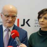 21.02.2020. Kielce. UJK ze Śląskim Uniwersytetem Medycznym prowadzi badania nad betuliną. Konferencja prasowa. Na zdjęciu (od lewej): prof. zw. dr hab. Stanisław Głuszek - kierownik Katedry Medycyny Zabiegowej z Pracownią Genetyki Medycznej UJK i dr hab. Wioletta Adamus-Białek - Collegium Medicum UJK w Kielcach / Piotr Kwaśniewski / Radio Kielce