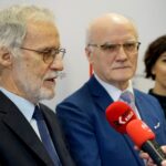 21.02.2020. Kielce. UJK ze Śląskim Uniwersytetem Medycznym prowadzi badania nad betuliną. Konferencja prasowa. Na zdjęciu (od lewej): prof. Stanisław Boryczka - kierownik Katedry i Zakładu Chemii Organicznej Wydziału Nauk Farmaceutycznych Śląskiego Uniwersytetu Medycznego, prof. zw. dr hab. Stanisław Głuszek - kierownik Katedry Medycyny Zabiegowej z Pracownią Genetyki Medycznej UJK i dr hab. Wioletta Adamus-Białek - Collegium Medicum UJK w Kielcach / Piotr Kwaśniewski / Radio Kielce