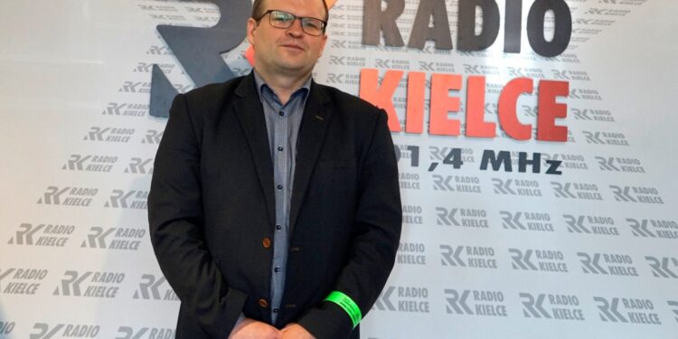 Prof. Michał Arabski - prorektor ds. nauki Uniwersytetu Jana Kochowskiego w Kielcach zachęca do noszenia odblasków / Karol Żak / Radio Kielce