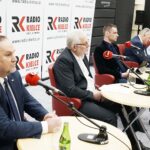 23.02.2020. Kielce. Studio Polityczne Radia Kielce. Na zdjęciu (od lewej): Marek Kwitek - PiS, Lucjan Pietrzczyk - PO KO, Dawid Lewicki - Konfederacja Partia KORWIN, Czesław Siekierski - PSL i Artur Pejas - Nowa Lewica / Kamil Król / Radio Kielce