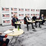 23.02.2020. Kielce. Studio Polityczne Radia Kielce. Na zdjęciu (od lewej): red. Radosław Podsiadły - Radio Kielce, Marek Kwitek - PiS, Lucjan Pietrzczyk - PO KO, Dawid Lewicki - Konfederacja Partia KORWIN, Czesław Siekierski - PSL i Artur Pejas - Nowa Lewica / Kamil Król / Radio Kielce
