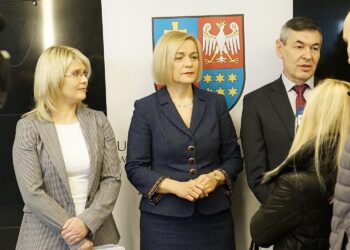 26.02.2020 Kielce. Konferencja: Edukacja, zdrowie i sprawy społeczne Województwa Świętokrzyskiego 2014-2020.   Od lewej: Katarzyna Kubicka - p.o. dyrektor departamentu, Renata Janik - wicemarszałek Województwa Świętokrzyskiego, Artur Potaczała -   p.o. zastępcy dyrektora departamentu. / Dionizy Krawczyński / Radio Kielce