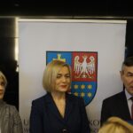 26.02.2020 Kielce. Konferencja: Edukacja, zdrowie i sprawy społeczne Województwa Świętokrzyskiego 2014-2020.   Od lewej: Katarzyna Kubicka - p.o. dyrektor departamentu, Renata Janik - wicemarszałek Województwa Świętokrzyskiego, Artur Potaczała -   p.o. zastępcy dyrektora departamentu. / Dionizy Krawczyński / Radio Kielce