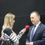 26.02.2020 Kielce. Konferencja: Edukacja, zdrowie i sprawy społeczne Województwa Świętokrzyskiego 2014-2020. Od lewej: Izabela Mortas - Radio Kielce, Robert Jaworski - burmistrz Chęcin. / Dionizy Krawczyński / Radio Kielce