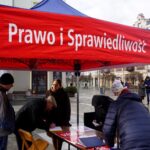 27.02.2020 Kielce. Miejscy radni PiS zbierali podpisy pod listami poparcia dla prezydenta Andrzeja Dudy. Na zdjęciu (w środku): Marianna Noworycka-Gniatkowska / Michał Kita / Radio Kielce