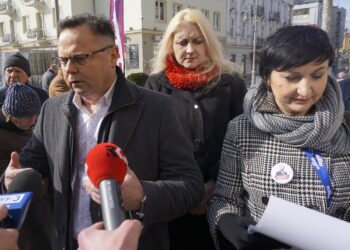 29.02.2020. Kielce. Świętokrzyscy przedstawiciele Nowej Lewicy zbierali podpisy poparcia pod kandydaturą Roberta Biedronia. Na zdjęciu (od lewej): Andrzej Szejna, przewodniczący Nowej Lewicy w regionie, Małgorzata Marenin / Michał Kita / Radio Kielce