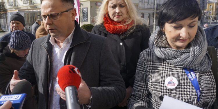 29.02.2020. Kielce. Świętokrzyscy przedstawiciele Nowej Lewicy zbierali podpisy poparcia pod kandydaturą Roberta Biedronia. Na zdjęciu (od lewej): Andrzej Szejna, przewodniczący Nowej Lewicy w regionie, Małgorzata Marenin / Michał Kita / Radio Kielce