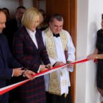 21.02.2020. Niewiatrowice. Otwarcie klubu seniora. Na zdjęciu (od lewej): Stanisław Porada - burmistrz Działoszyc, Renata Janik - wicemarszałek województwa świętokrzyskiego i ks. Andrzej Jankoski - proboszcz parafii Trójcy Świętej w Działoszycach / Urząd Miasta i Gminy w Działoszycach