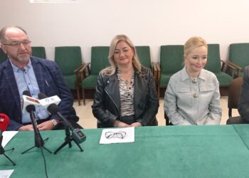 13.02.2020. Starachowice. Stowarzyszenie Inicjatywa dla Starachowic. Na zdjęciu (od lewej): Zbigniew Kroczek, Dorota Huzarska i Agnieszka Kuś / Anna Głąb / Radio Kielce